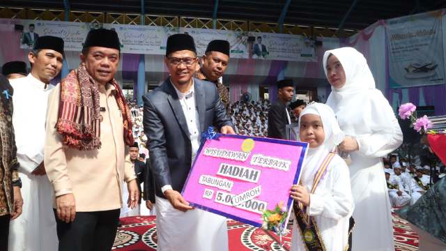 SIT Nurul 'Ilmi Jambi Memberikan Tabungan Umroh Untuk 7 Wisudawan Tahfizh Terbaik Tahun 2024
